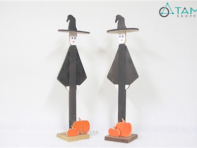 Mô hình Ma gỗ Halloween trắng đen đứng cạnh 2 trái bí